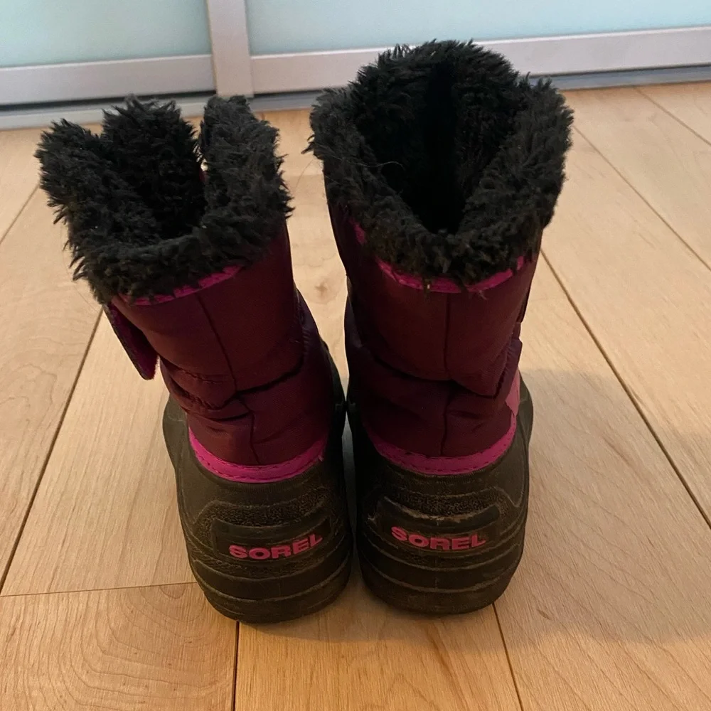 Sorel Snow Commander Boot Fuchsia and Black Children’s Size 9